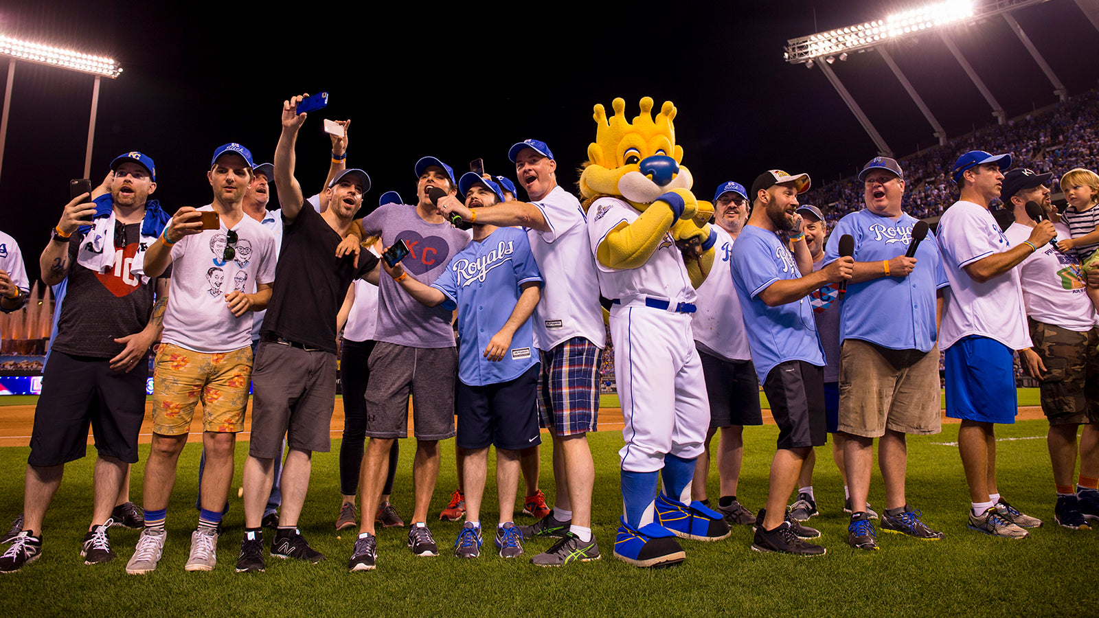 Play Softball With Rob Riggle, Paul Rudd, Jason Sudeikis, Eric Stonest